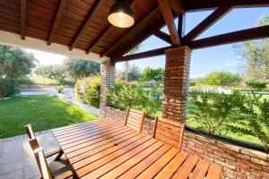 eine Veranda mit zwei Stühlen und eine Holzterrasse in der Unterkunft Monte da Eira Nova in Avis