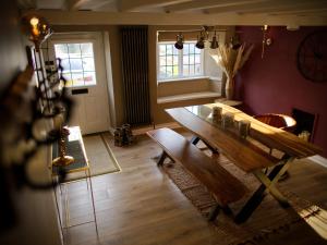 - un salon avec une table en bois et une salle à manger dans l'établissement Beckdale, à Pickering