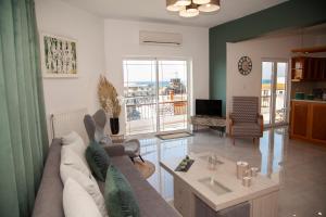 A television and/or entertainment centre at Meraki Beautiful apartment near the sea
