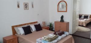 um quarto com uma cama grande e uma cômoda em Villa Svalyavа em Svalyava