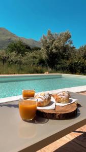 una bandeja de bollería en una mesa junto a la piscina en Marosa Casa Vacanze, en Torretta