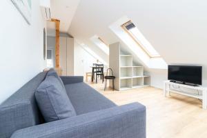 TV a/nebo společenská místnost v ubytování TOP street ONE Apartments, by Cohost