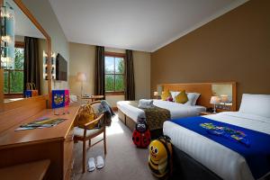 Pokój hotelowy z 2 łóżkami i biurkiem w obiekcie Great National Hotel Ballina w mieście Ballina