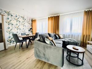 sala de estar con sofá y mesa en Apartament Króla, en Sandomierz