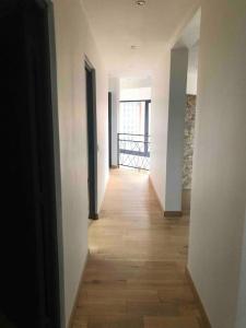 Fotografia z galérie ubytovania Loft atypique 192m2, terrasse, aux portes de Lille v destinácii Roubaix