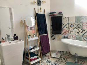 Kúpeľňa v ubytovaní Loft atypique 192m2, terrasse, aux portes de Lille
