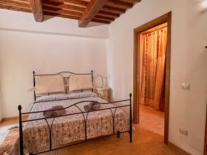 ein Schlafzimmer mit einem Bett in einem Zimmer in der Unterkunft Villetta Oreste in Saturnia