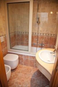 ein Bad mit einem WC, einem Waschbecken und einer Dusche in der Unterkunft Hotel Ipanema in Taormina