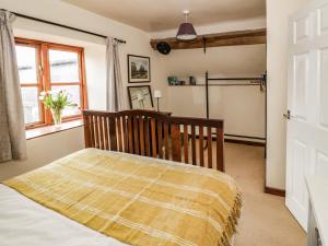 1 dormitorio con cama y ventana en Bluebell Cottage Farm Stay, en Leominster