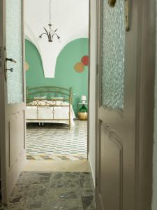 Una puerta que conduce a un dormitorio con cama en Maison Montpellier, en Ceglie Messapica