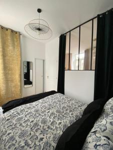 Un pat sau paturi într-o cameră la La Suite Dandy - Beau T2 -Terrasse, Parking gratuit, Climatisation