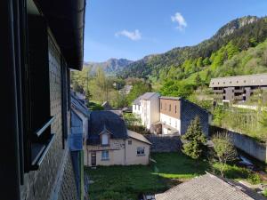 einen Blick aus dem Fenster einer Stadt mit Bergen in der Unterkunft Appartement avec vue sur le Sancy, parking gratuit in Le Mont-Dore