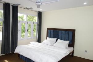 Postel nebo postele na pokoji v ubytování Alpen Hotel Skardu