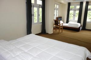 Postel nebo postele na pokoji v ubytování Alpen Hotel Skardu