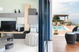 Телевизор и/или развлекательный центр в Aries Villas