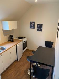 a small kitchen with a table and a counter top at Lilla Sandslätt in Åhus