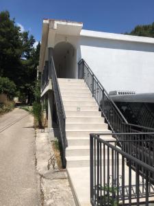 een trap naar een gebouw met een deur bij Apartmani Rakocevic in Sutomore