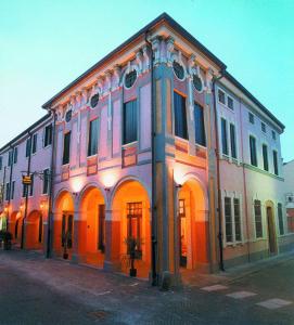 a building on the side of a street at Hotel Aldo Moro in Montagnana