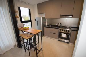 a kitchen with a table and a refrigerator at LA ESQUINA MONOAMBIENTE in Reconquista