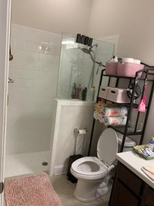 e bagno con servizi igienici bianchi e doccia. di Apartment Gran Lake a St. Augustine