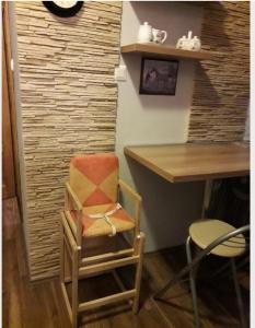 een kamer met een stoel, een bureau en een tafel bij Hunyadi utcai garzon in Kaposvár