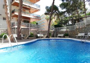 Bazén v ubytovaní Apartamentos Paradís Palmyra alebo v jeho blízkosti
