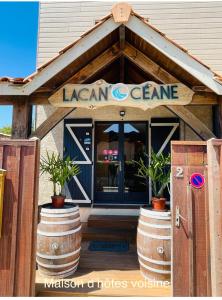 un centro di apprendimento con barili di fronte a un edificio di LacanOcéane Bed&Breakfast a Lacanau-Océan