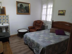 سرير أو أسرّة في غرفة في Hostal España