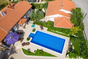 Bazén v ubytování Villa AZUL nebo v jeho okolí