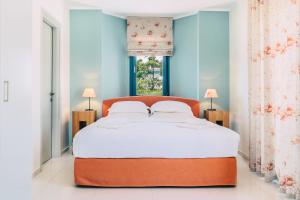 Кровать или кровати в номере Aries Villas +37 фотографий