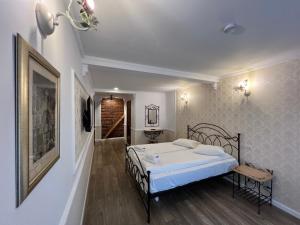 Un dormitorio con una cama y una mesa. en Hotel Boutique Cathedral Plaza Residences room for rent downtown, en Bucarest