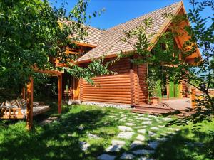 伊傑萬的住宿－Getahovit Resort，小木屋前面设有庭院