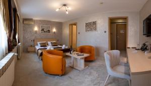 una camera d'albergo con letto, tavolo e sedie di Euro Garni Hotel a Belgrado