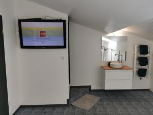 Una televisión o centro de entretenimiento en Appartement plein centre d'EPINAL