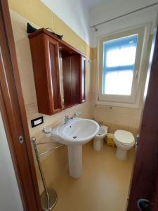 Koupelna v ubytování NEREA - Appartamento fronte mare