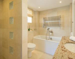 Un baño con bañera, inodoro y lavabo. en Egloskerry, en Wadebridge 44 fotos más