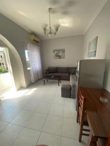 - un salon avec un canapé et une table dans l'établissement Vollga Promenade Lovely 2 bedroom Apartment, à Durrës
