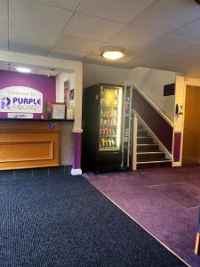 um átrio com uma máquina de venda automática de refrigerantes e escadas em Purple Roomz Preston South em Preston