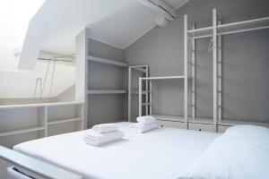 um quarto com mobiliário branco e prateleiras brancas em YouHosty - Custodi 12 em Milão