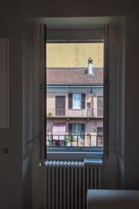 uma vista de um edifício a partir de uma janela em YouHosty - Custodi 12 em Milão
