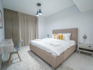Gulta vai gultas numurā naktsmītnē Beautifully Decorated & Homely 2 Bed apartment