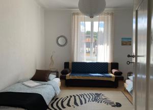 ein Wohnzimmer mit einem Bett und einem Sofa in der Unterkunft Appartement LUNA avec parking couvert privé in Le Locle