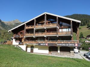 un gran edificio con un gran balcón en una colina en Appartement Arêches-Beaufort, 3 pièces, 8 personnes - FR-1-342-271 en Beaufort