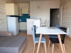 Kuchnia lub aneks kuchenny w obiekcie Appartement rénové centre Perros-Guirec avec balcon proche plage - FR-1-368-347