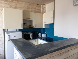 Kuchyňa alebo kuchynka v ubytovaní Appartement rénové centre Perros-Guirec avec balcon proche plage - FR-1-368-347 + 5 fotografií