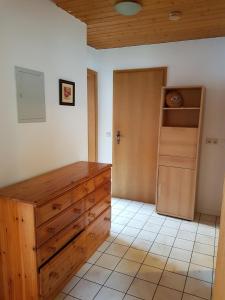 a room with a wooden dresser and a closet at Entspannt mit Hund in Schönwald