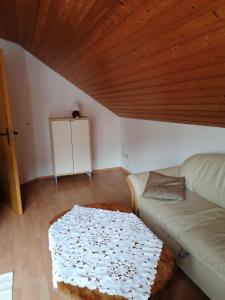 a living room with a couch and a wooden ceiling at Entspannt mit Hund in Schönwald