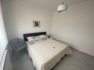 sypialnia z łóżkiem i niebieskim krzesłem w obiekcie Valle Caterina w mieście Torino di Sangro