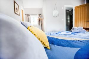 謝林漢姆的住宿－Little Regent Hall，卧室配有蓝色和白色的大床