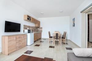Kuchyňa alebo kuchynka v ubytovaní Hérics Apartman
